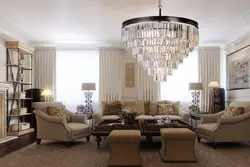 Қонақ бөлмесіндегі классикалық люстра фотосуреті