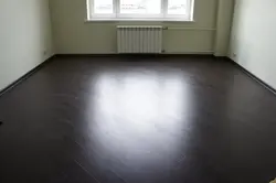 Пәтер фотосындағы әртүрлі түсті еден