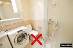 Tualet və paltaryuyan maşın olan dar bir banyonun dizaynı
