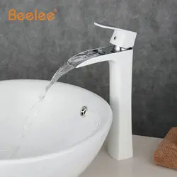 Banyonun içərisində ağ kranlar