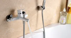 Белые смесители в интерьере ванной