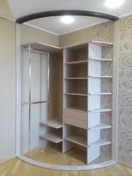 Жатын бөлмесінің ішіндегі фотосуреттегі бұрыштық кіріктірілген гардероб