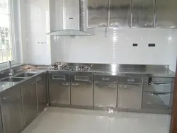 Аз пӯлоди зангногир дар дохили ошхона акс