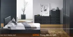 Yashash xonasining ichki qismi kulrang va wenge