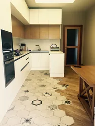 Kiçik bir mətbəx üçün kafel döşəmələrinin fotoşəkili