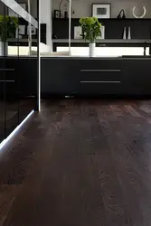 Wenge döşəmə ilə mətbəx interyeri