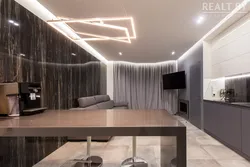 Парящий потолок в гостиной с кухней фото