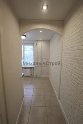 Qapısız mətbəxə aparan dəhliz dizayn fotoşəkili