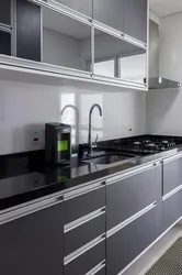 Ошхона Хокистарӣ Бо Countertop Сиёҳ Ва Пешдоман Дар Дохили