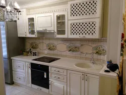 Сафолҳои барои backsplash ошхона дар акс сабки классикӣ