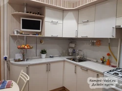 Дизайн угловой кухни 9 кв с телевизором фото