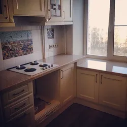 Тарҳи ошхона дар Хрущев бо тиреза ва countertop