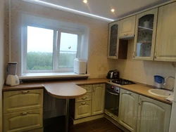 Тарҳи ошхона дар Хрущев бо тиреза ва countertop