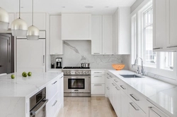 Ошхона сафед бо countertop мармар ва пешдоман дар дохили