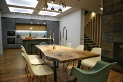 Oshxonaning ichki qismidagi loft stolining fotosurati