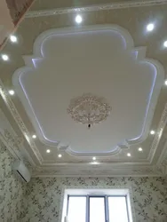Yashash xonasi uchun chiroyli gipsli shiftlar fotosurati