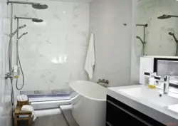 Хрущевтің мәрмәр дизайнындағы ванна бөлмесі