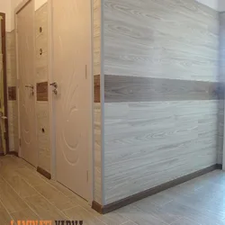 Koridorda laminat devor ichki fotosurat dizayni