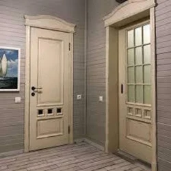 Дизайн квартиры с дверями из дерева