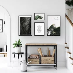 Koridordagi plakatlar fotosurati