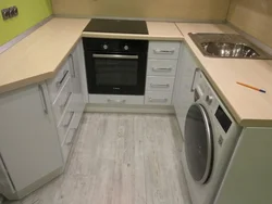 Dastgoh Burchagi Fotosurati Ostida Kir Yuvish Mashinasi Bo'Lgan Oshxonalar