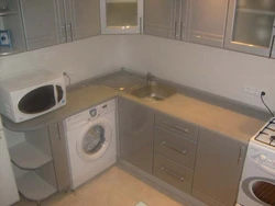 Ошхонаҳо бо мошини ҷомашӯӣ дар зери акс кунҷи countertop