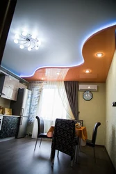 Ас үйдегі фотосуреттегі екі деңгейлі төбенің дизайны
