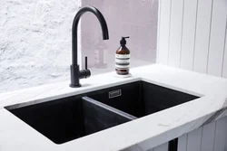 Mətbəx interyerində ağ lavabo