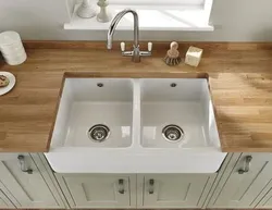 Oshxonaning ichki qismidagi oq lavabo