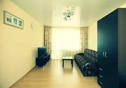 Kvartiradagi oddiy xonaning fotosurati