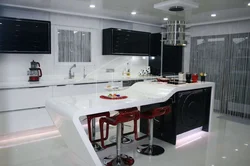 Черные кухонные столы в интерьере кухни