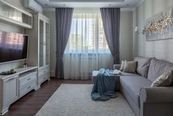 Тарҳи меҳмонхона бо диван хокистарӣ ва пардаҳо