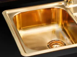 Mətbəx interyerində qızıl lavabo