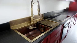 Oshxonaning ichki qismidagi oltin lavabo