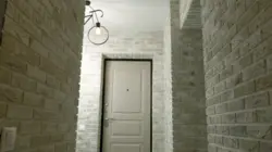 Koridorda ichki qismdagi g'ishtli devor