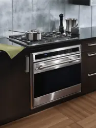 Дизайн кухни с варочной панелью и духовым