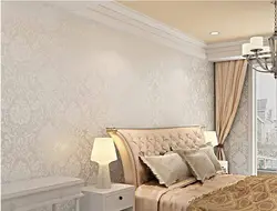 Интерьер спальни с вензелями