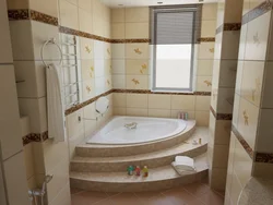 Pəncərə ilə künc küveti ilə vanna otağı dizaynı