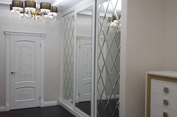 Дәліздің интерьеріндегі гауһар тасты айна