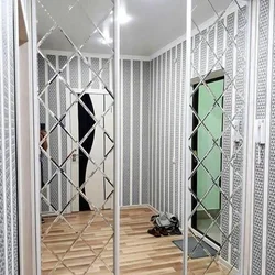 Зеркало в ромбик в интерьере прихожей