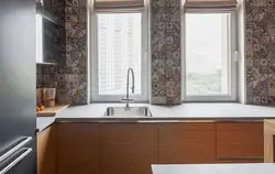 Mənzildə lavabo ilə pəncərənin yanında mətbəx dizaynı
