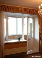 Qonaq otağında balkon qapısı mənzildə şəkil