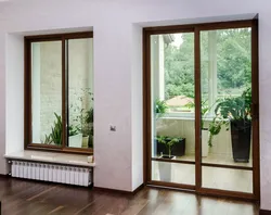 Kvartirada yashash xonasida balkon eshigi fotosurati