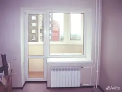 Qonaq otağında balkon qapısı mənzildə şəkil