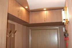 Заманауи стильдегі фотосуреттегі дәліздегі мезонин