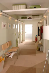 Müasir üslubda fotoşəkildə koridorda mezzanine