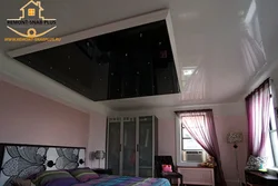 Интерьер спальни с черным глянцевым потолком