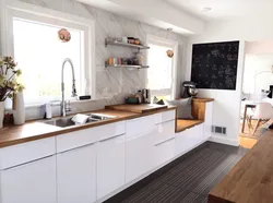 Маҷмӯи сафед бо countertop чӯбӣ дар дохили ошхона