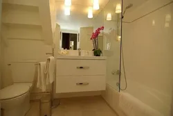 Баспалдақ астындағы ванна бөлмесінің дизайны фото