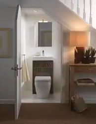 Pilləkənlər altında hamam dizaynı fotoşəkili